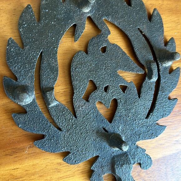 Vintage Cast Iron Trivet Spade and Eagle set of 2 Trivets Metal Decor Kitchen - Picture 3 of 4